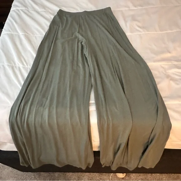 Lulu’s sage green flyaway style pants, high waist, jersey material, size M - Picture 2 of 5
